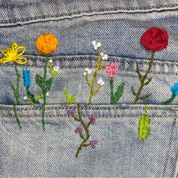 Floral embroidered cutoffs Gap size 27 - Picture 3 of 5